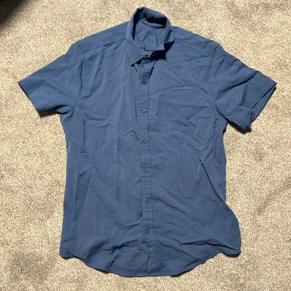 Men’s blue collared button down shirt with pocket
